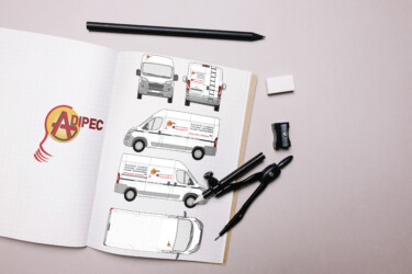 Adhésivage véhicule ADIPEC ADIPEC-boxer-flocage-graphiste-la-pommeraye-studio-paruline-gwendoline-maier