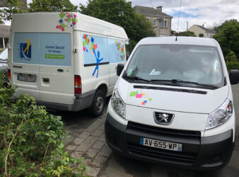 Adhésivage véhicule pour le Centre Social Val Mauges graphisme_Studio_Paruline_gwendoline_maier-la_pommeraye