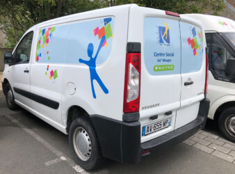 Adhésivage véhicule pour le Centre Social Val Mauges graphiste_Studio_Paruline_gwendoline_maier-la_pommeraye