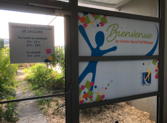 Adhésivage vitrine pour le Centre Social Val Mauges graphisme_Studio_Paruline_gwendoline_maier-la_pommeraye